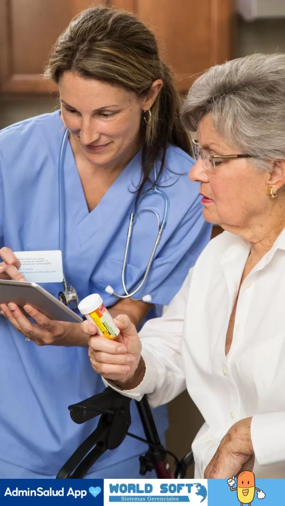 enfermera revisando medicamentos en su tablet con abuelita en institucion geriatrica