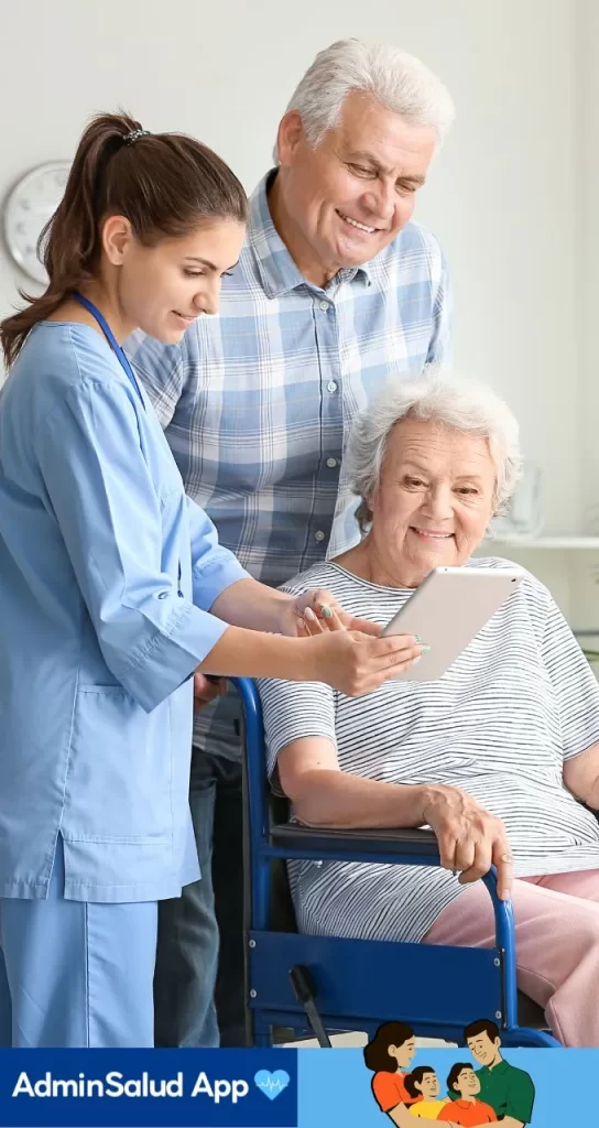 enfermera y adultos mayores mirando el software de gestión