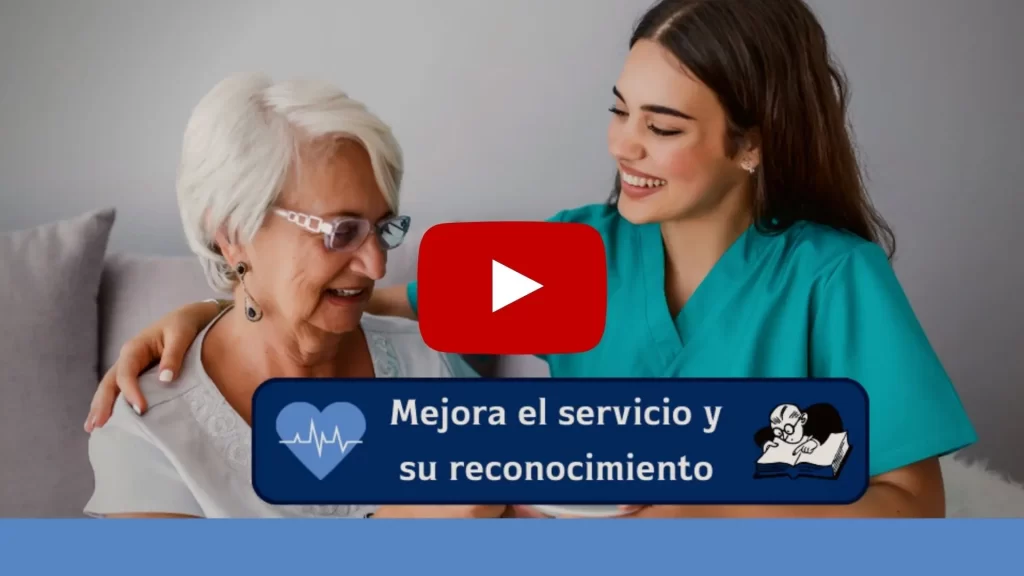 enfermera abraza a una adulta mayor