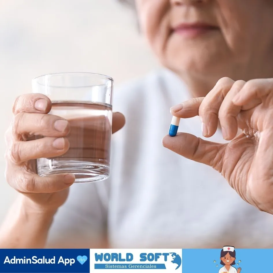 adultos mayores toman sus medicamentos