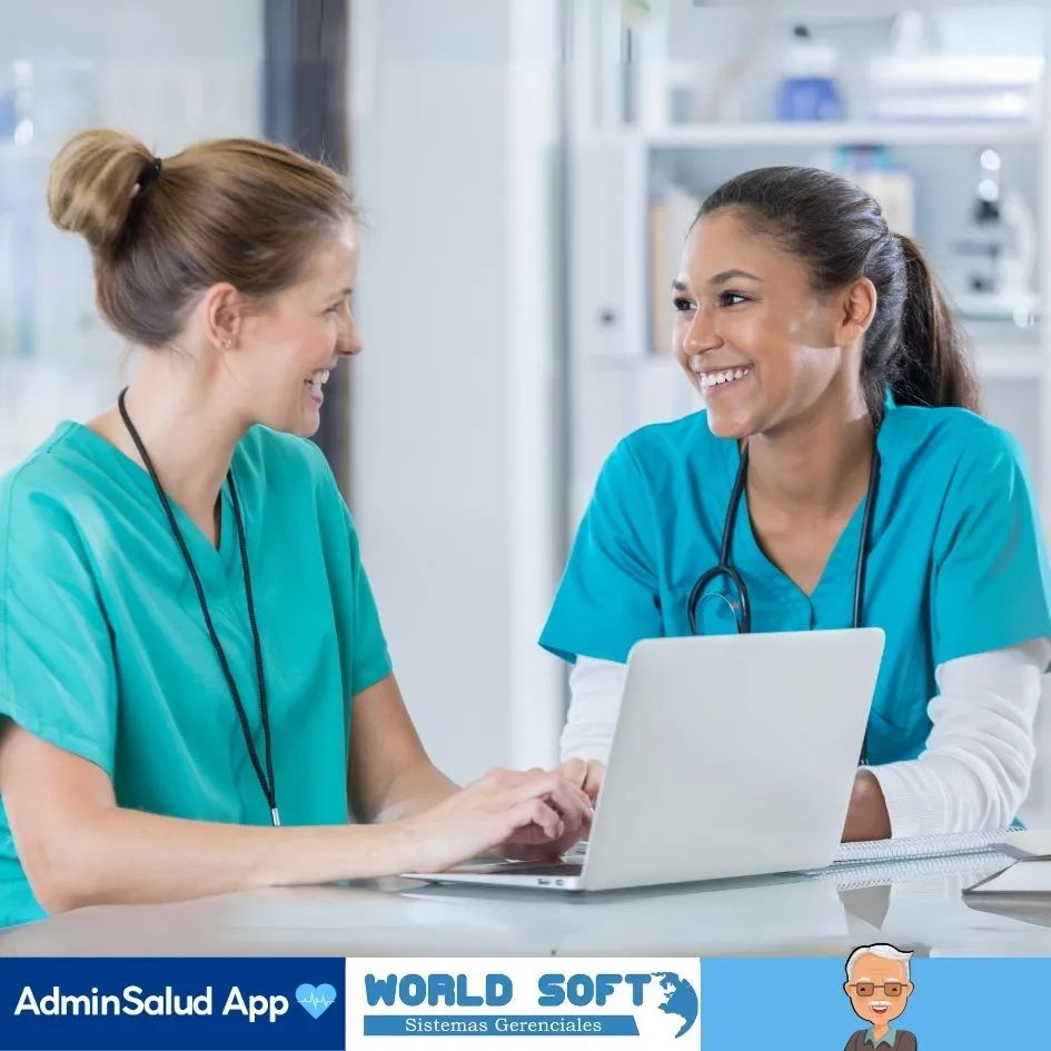 dos enfermeras sonriendo y usando tecnología