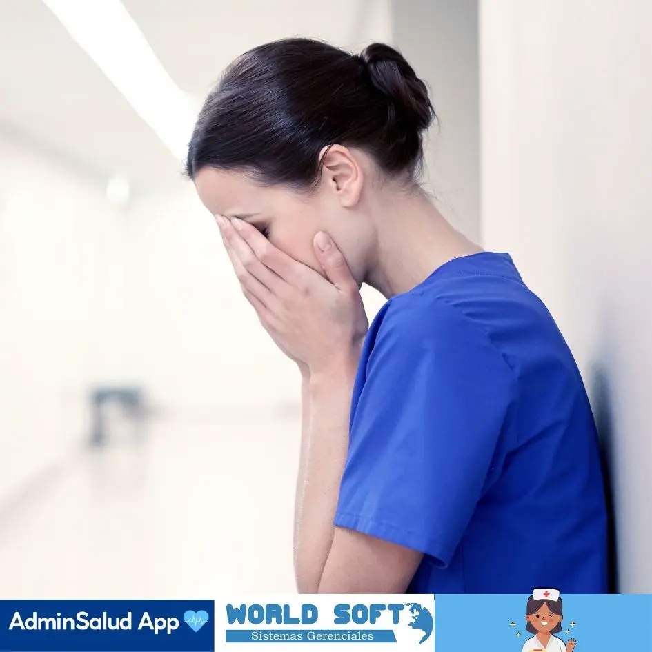 enfermera estresada por sobrecarga de trabajo en hogar geriátrico