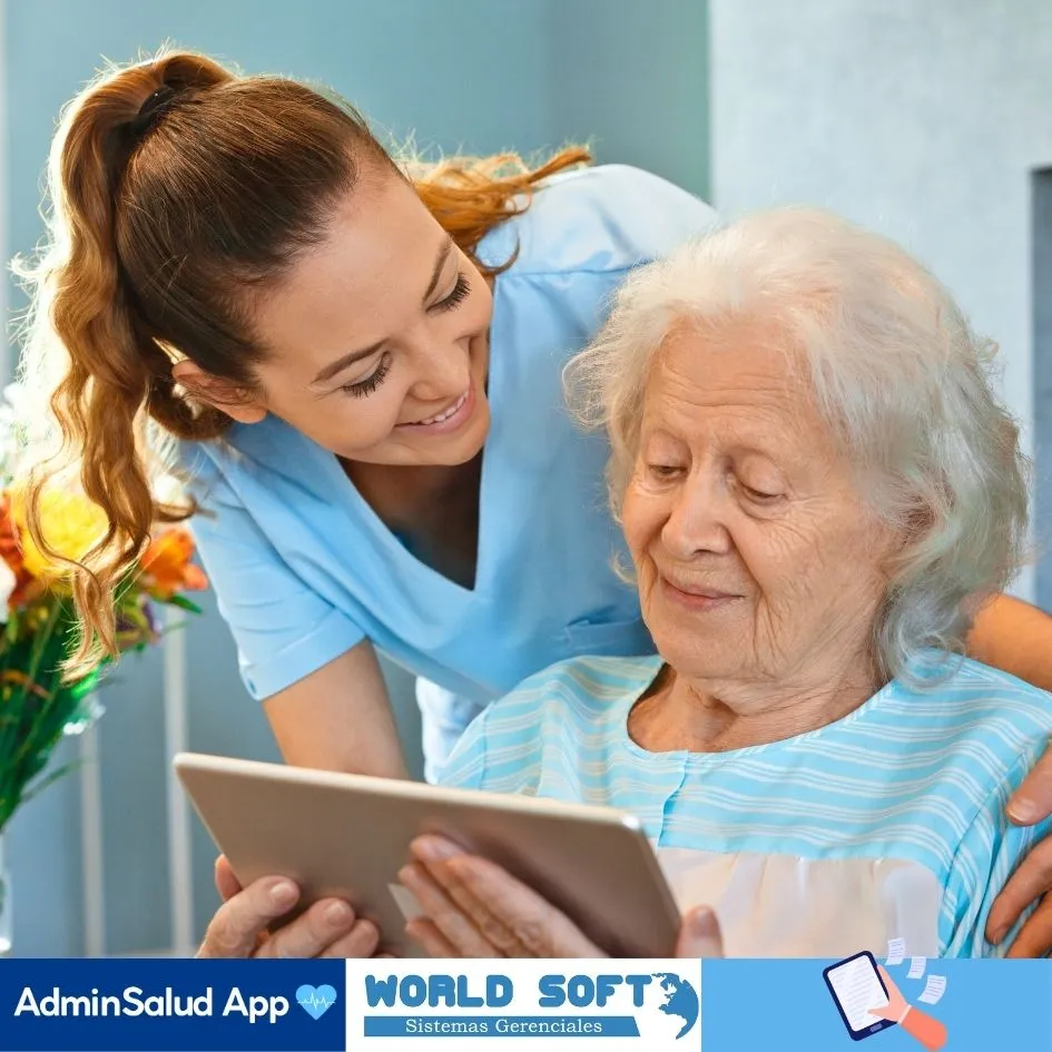 auxiliar de enfermería y anciana con una tablet revisando su frecuencia cardiaca