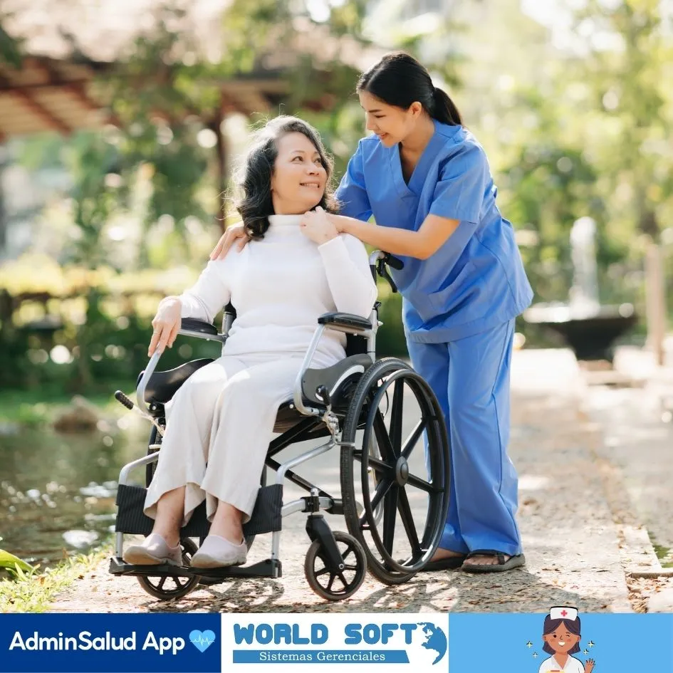 adulta mayor en silla de ruedas siendo atendida por una enfermera