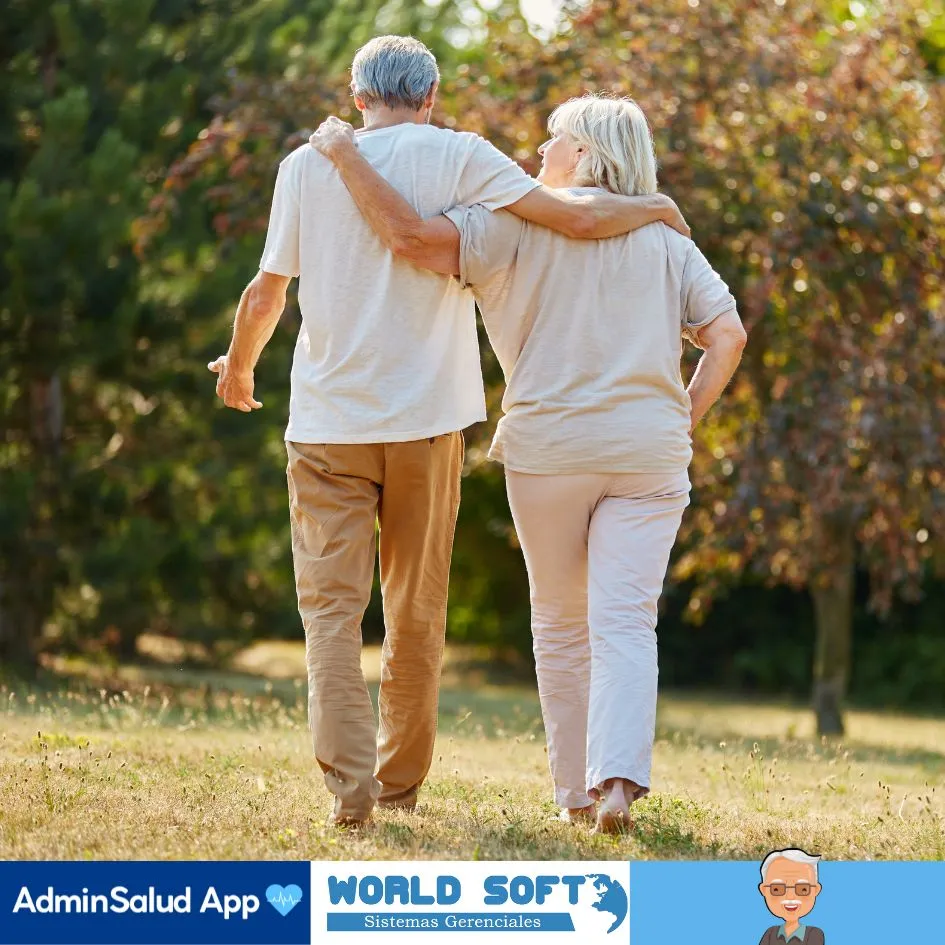 pareja de adultos mayores saludables caminando en un bosque