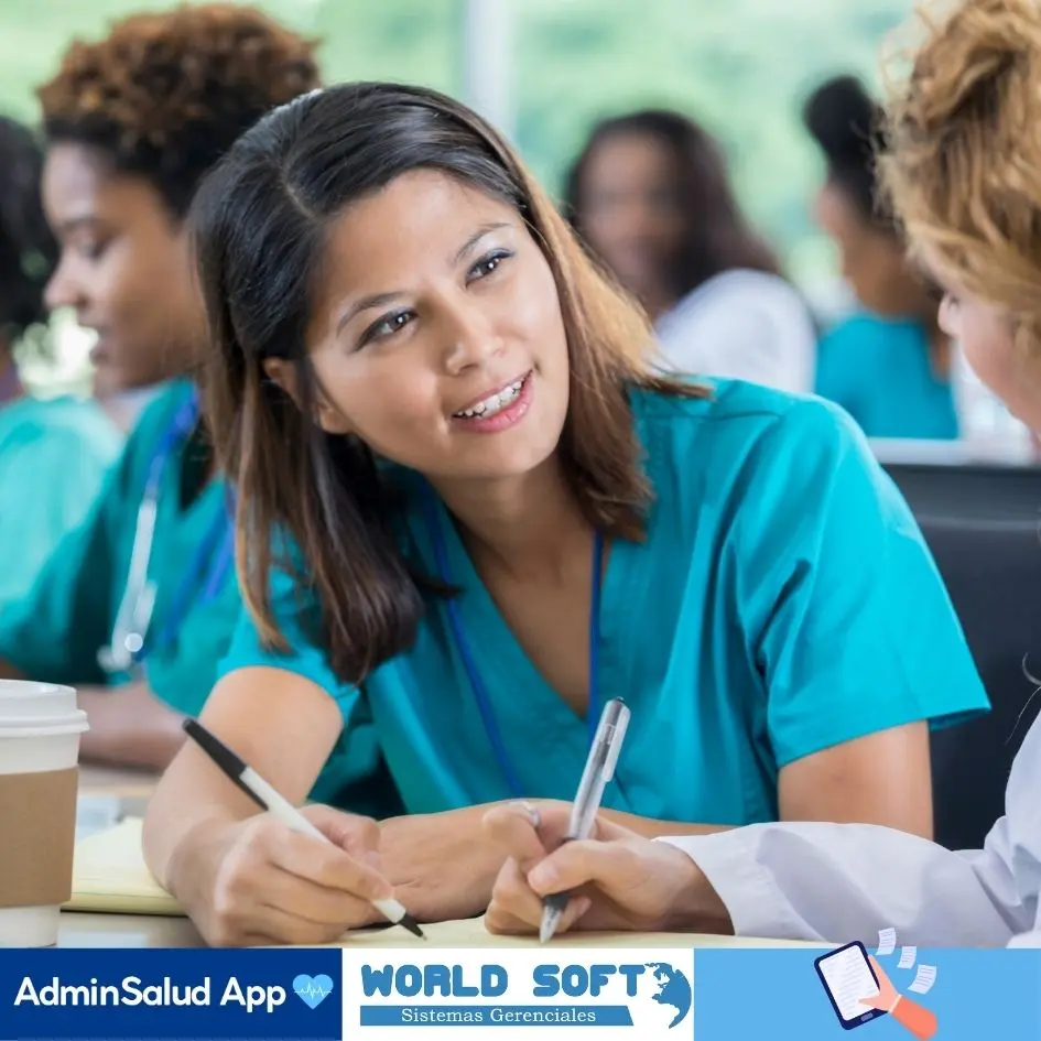 funcionario aprendiendo a realizar las notas de enfermería