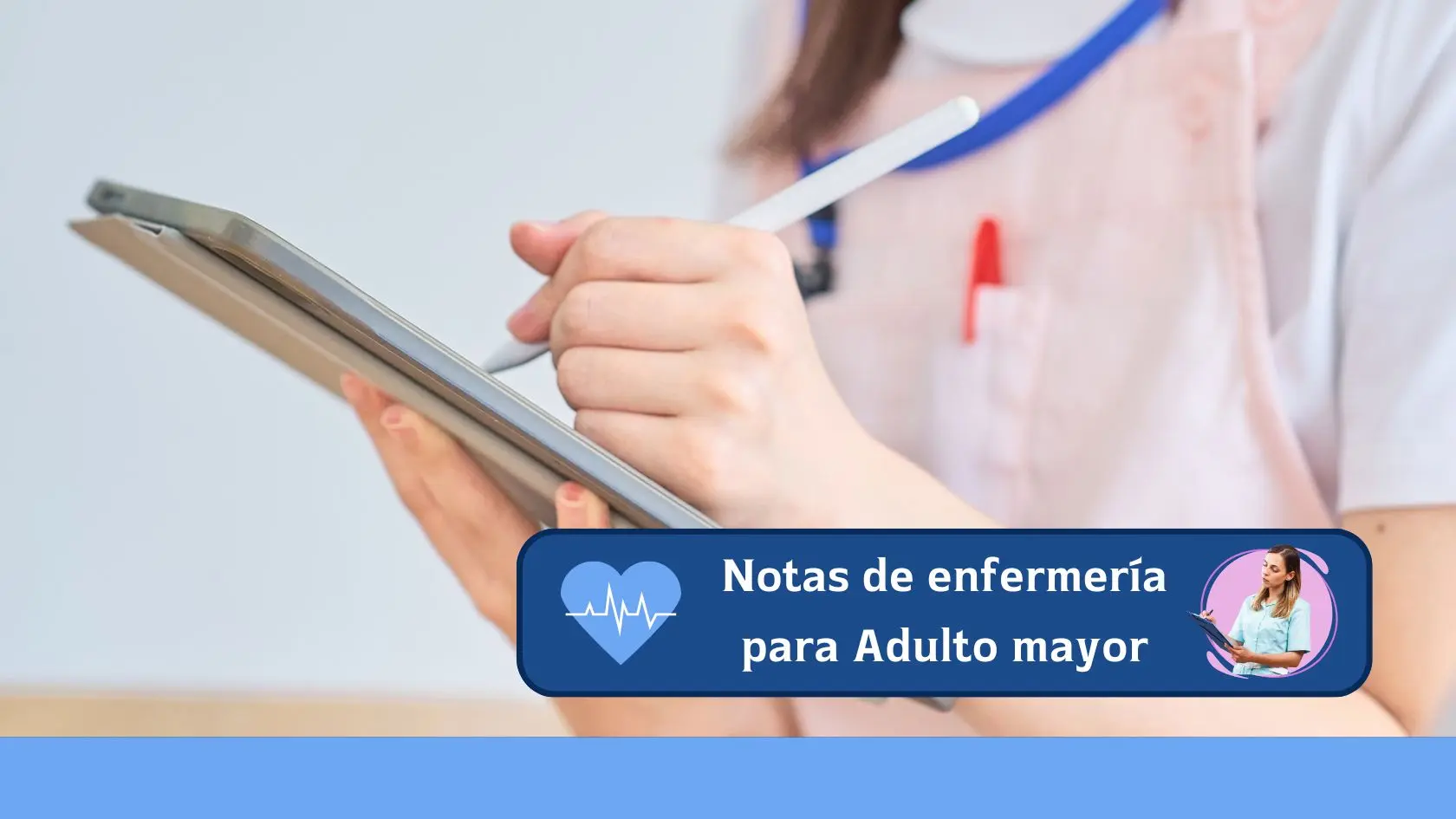 mujer realiza notas de enfermería para adulto mayor con tablet
