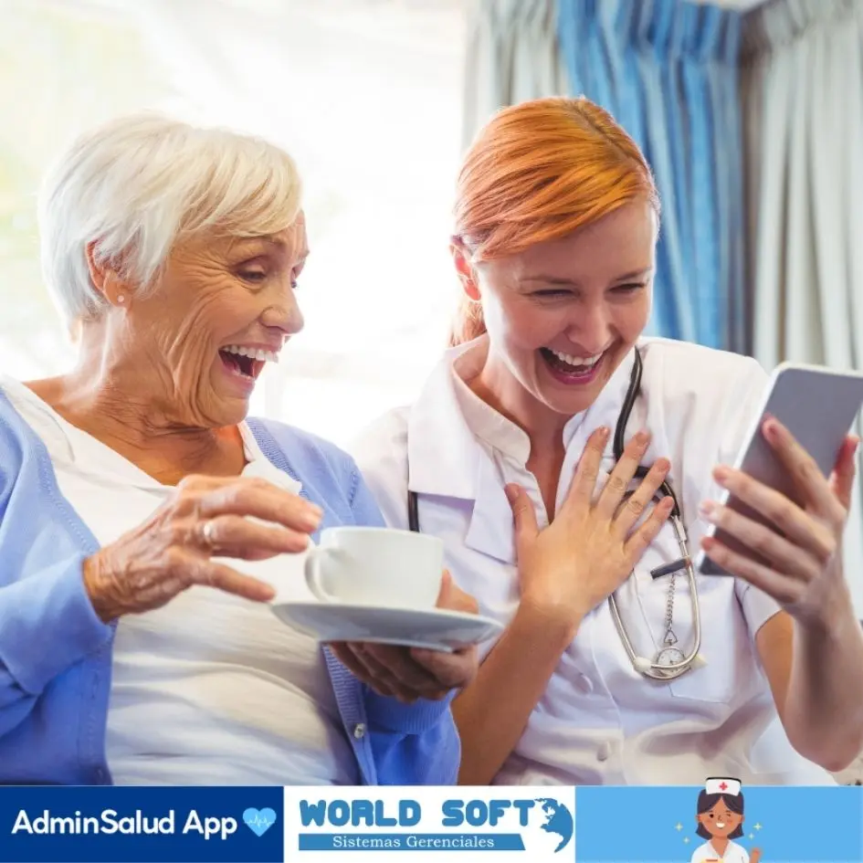 auxiliar de enfermeria le muestra software geriátrico a un paciente de la tercera edad