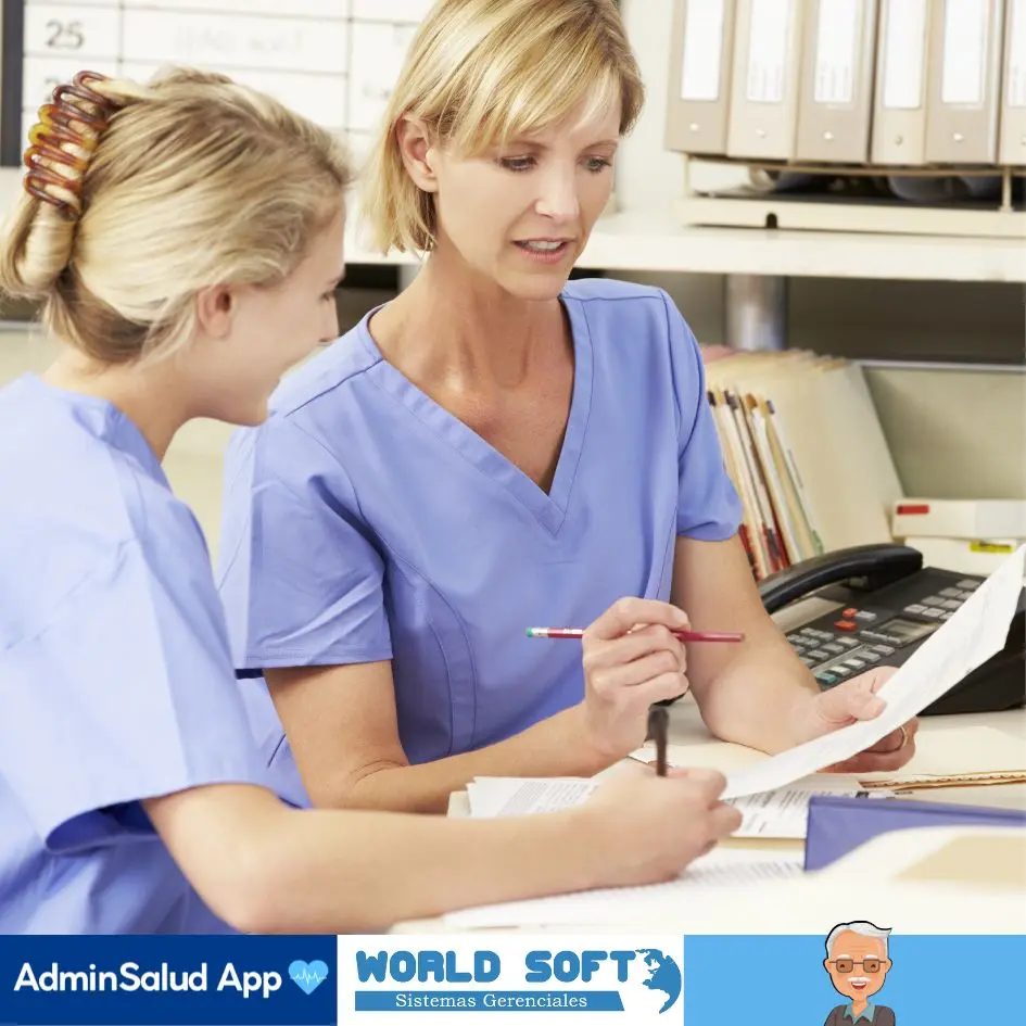 una jefe enseña cómo hacer una nota de enfermería a una auxiliar