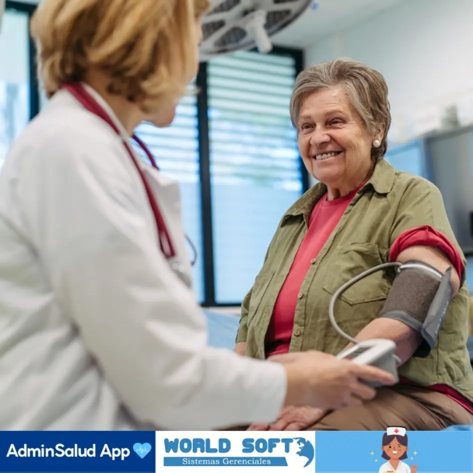 personal realiza diagnóstico de enfermería para hipertensión en persona mayor