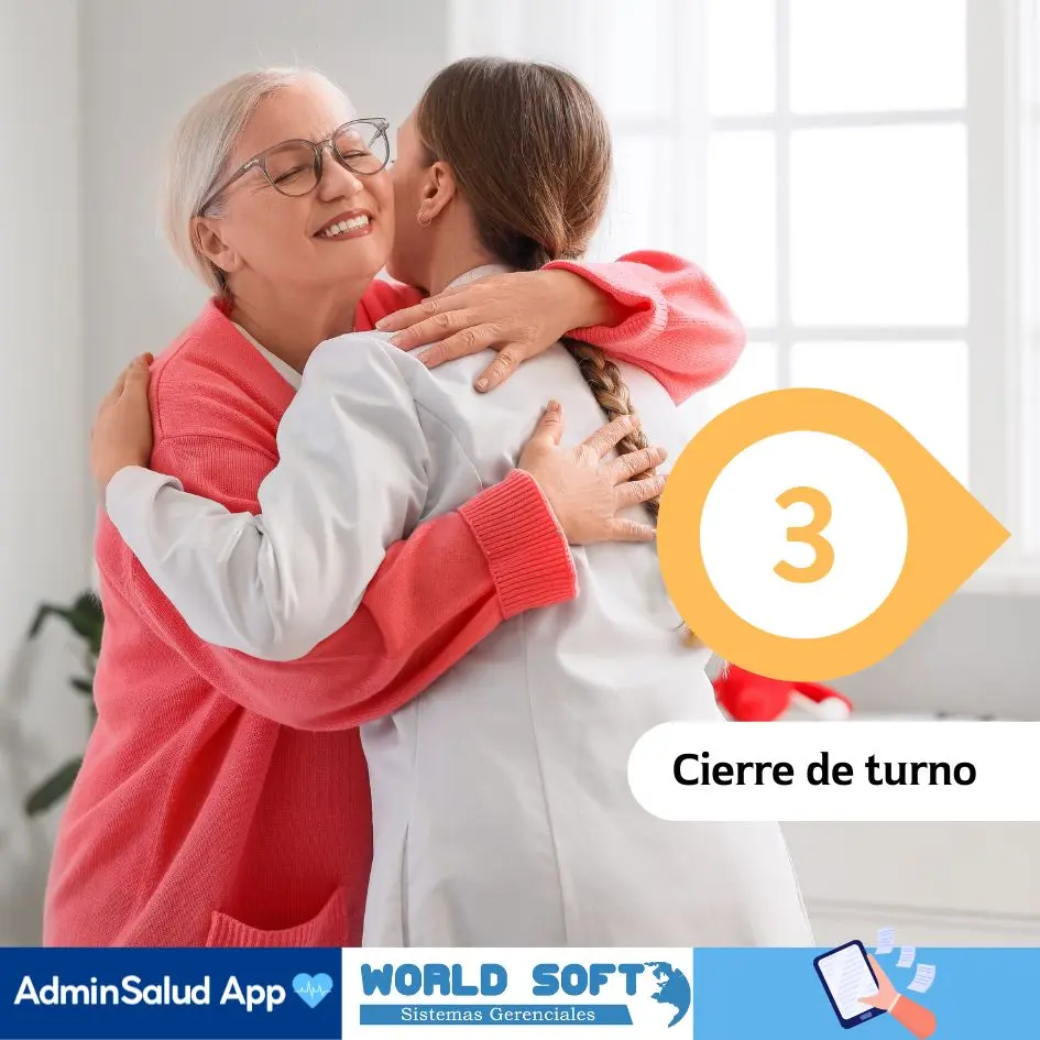 adulta mayor abraza a una jefe de enfermeras por realizar el cuidado geriátrico
